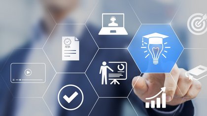 Symbolbild einer digitalen Lernumgebung: Eine Person tippt auf ein Icon mit Doktorhut und Glühbirne, umgeben von Piktogrammen zu Weiterbildung, Online-Schulungen und Wissensvermittlung.