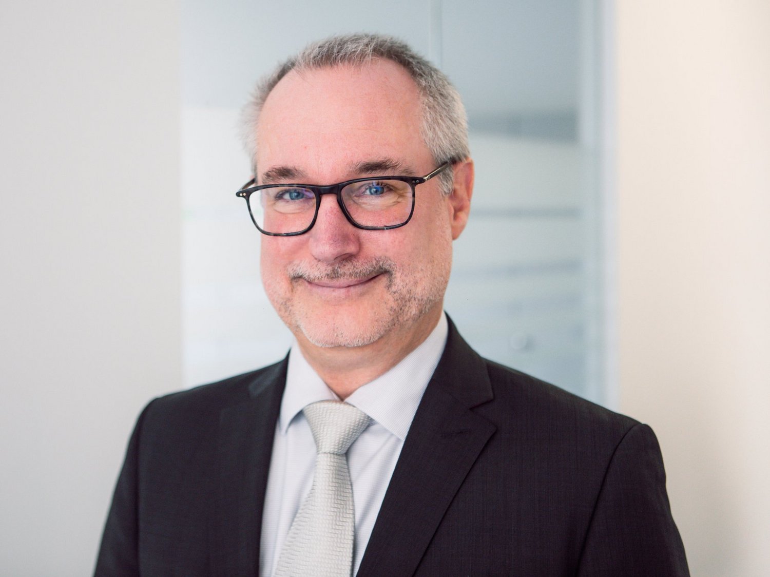 Porträt von Prof. Dr. Rainer Hess, Moderator des Innovationsforums beim DSVK 2026