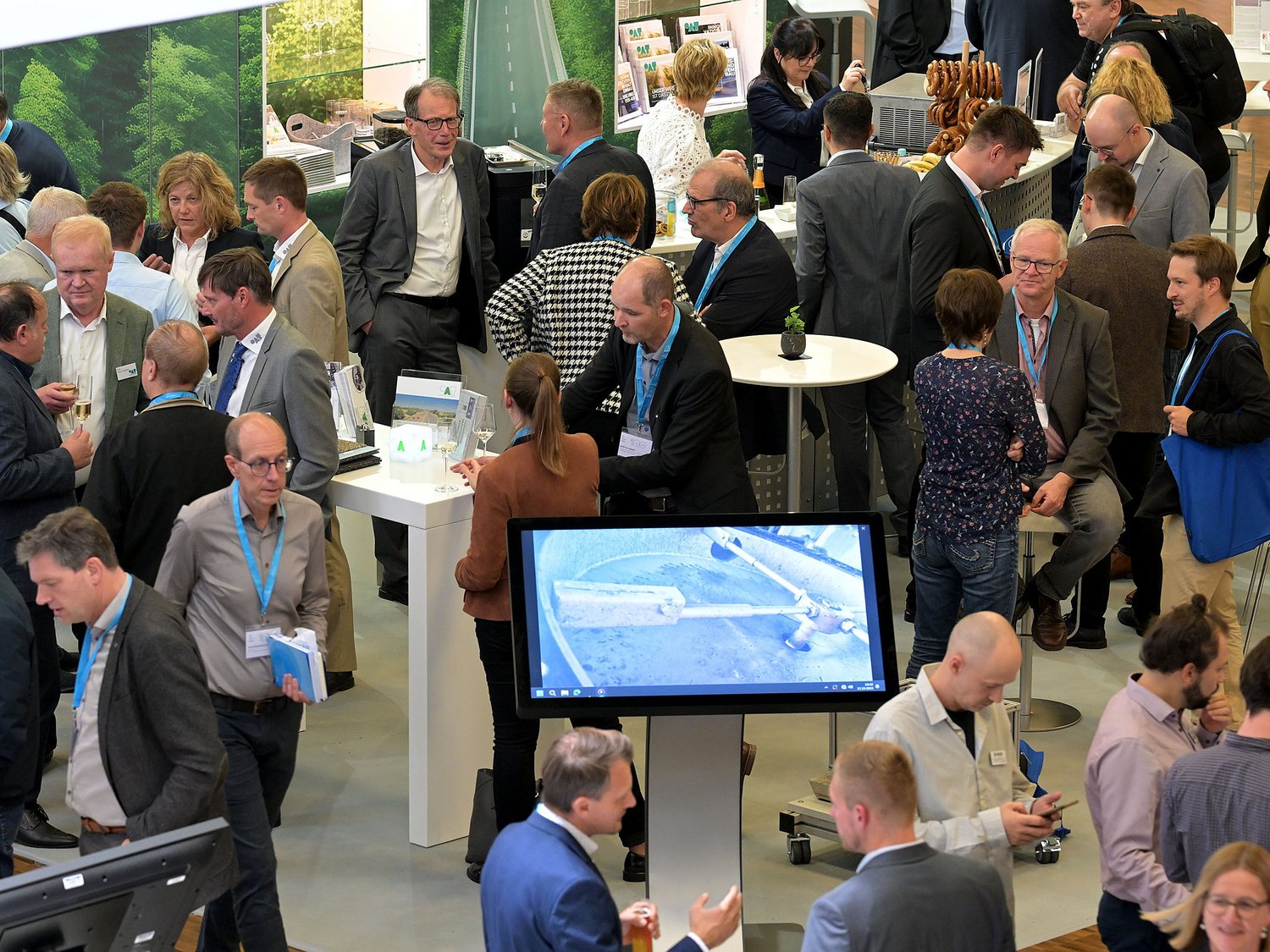 Besuchende im Gespräch auf der Fachausstellung „Straßen und Verkehr“ beim Deutschen Straßen- und Verkehrskongress
