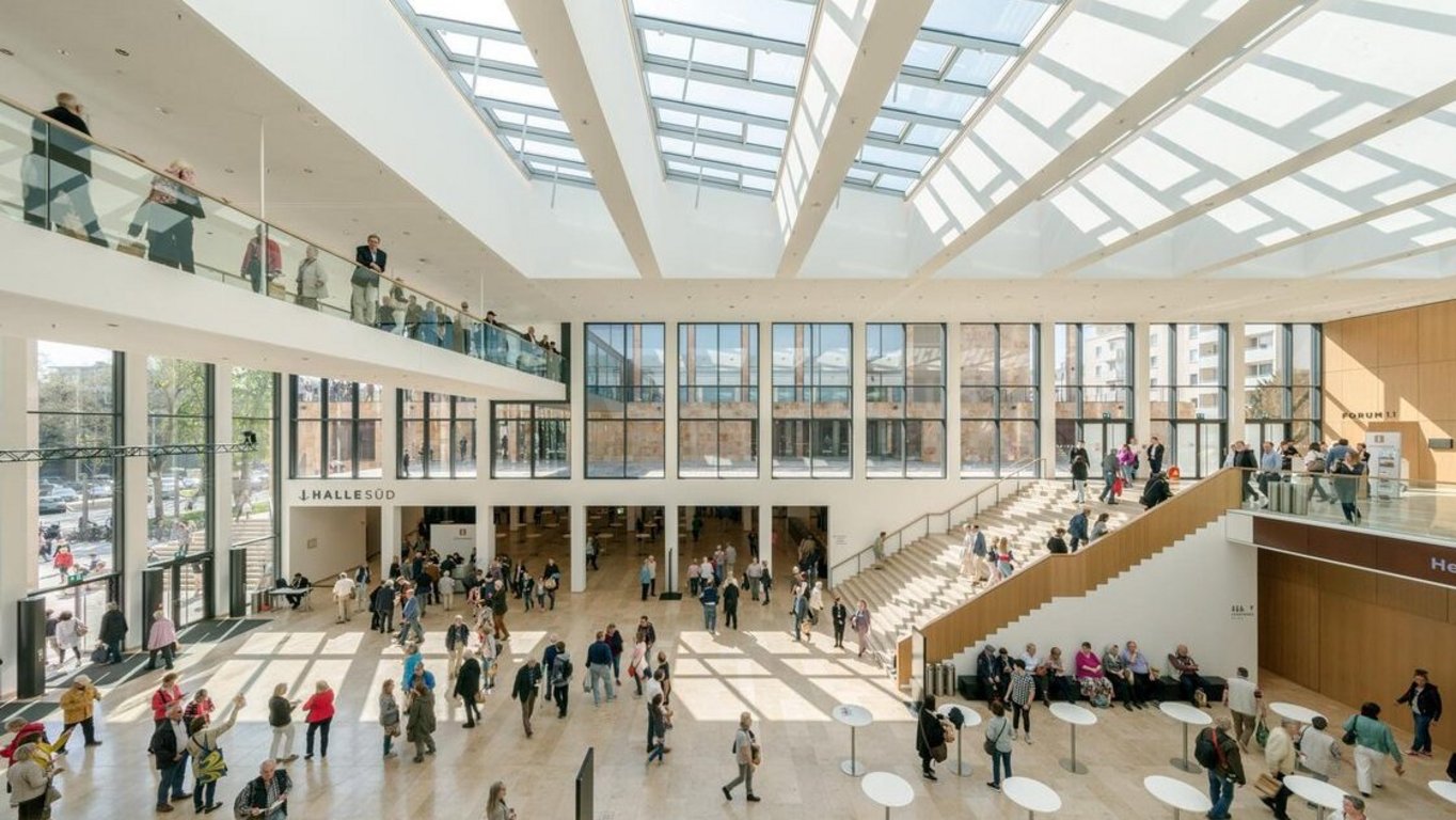 Zentrales Foyer des RMCC Wiesbaden
